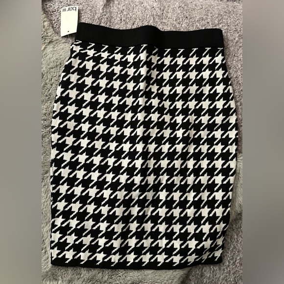 Stylish Black and White Houndstooth Skirt - Picture 2 of 4